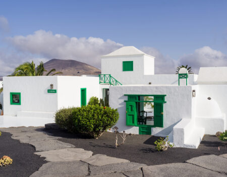 Interior de la vivienda tradicional canaria y exposición de aperos agrícolas en el museo.
