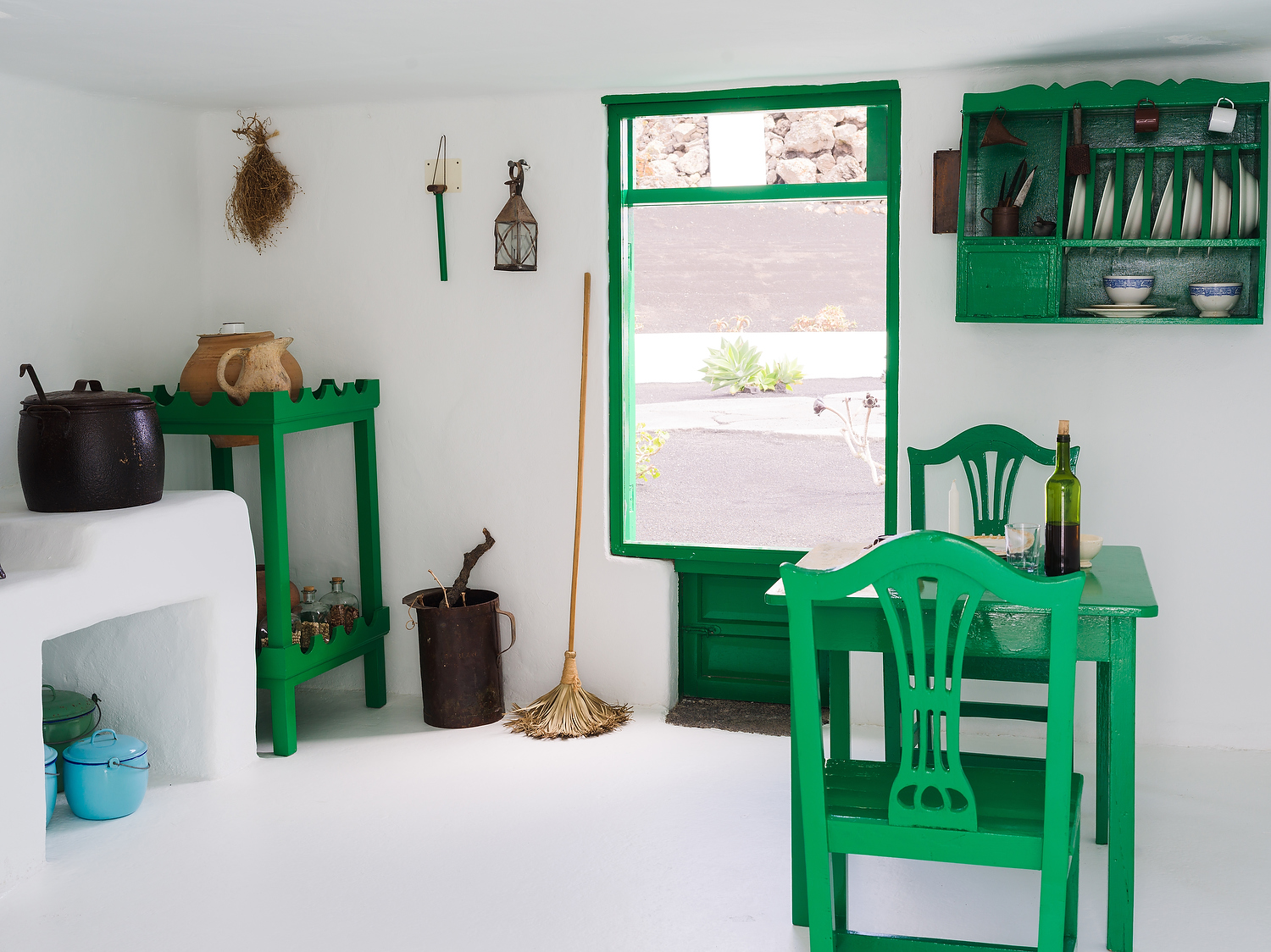 Interior de la vivienda tradicional canaria y exposición de aperos agrícolas en el museo.