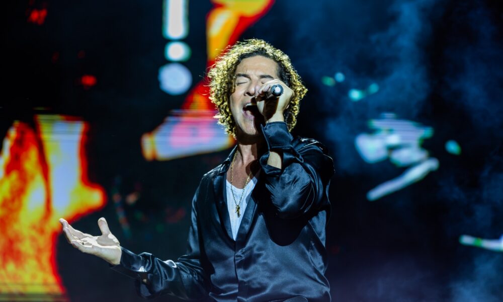 El cantante David Bisbal actuando ante 30.000 personas durante las Fiestas de San Ginés en Arrecife