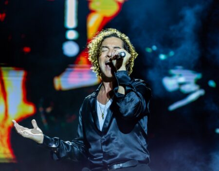 El cantante David Bisbal actuando ante 30.000 personas durante las Fiestas de San Ginés en Arrecife