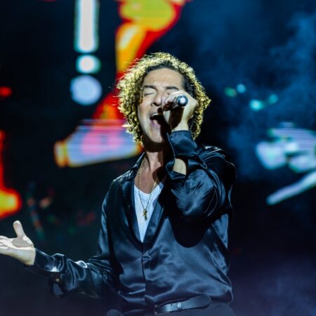 El cantante David Bisbal actuando ante 30.000 personas durante las Fiestas de San Ginés en Arrecife