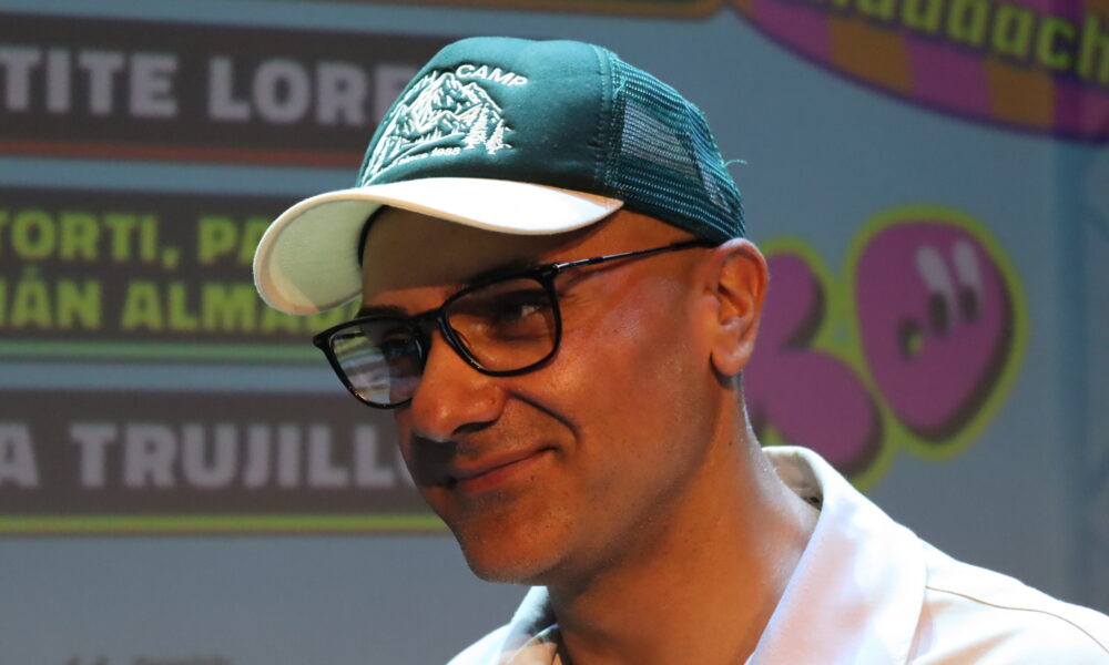 Retrato del humorista Cristito sonriendo durante una actuación en directo.