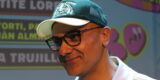 Retrato del humorista Cristito sonriendo durante una actuación en directo.