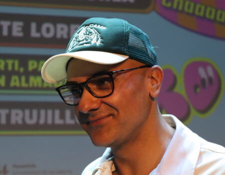 Retrato del humorista Cristito sonriendo durante una actuación en directo.