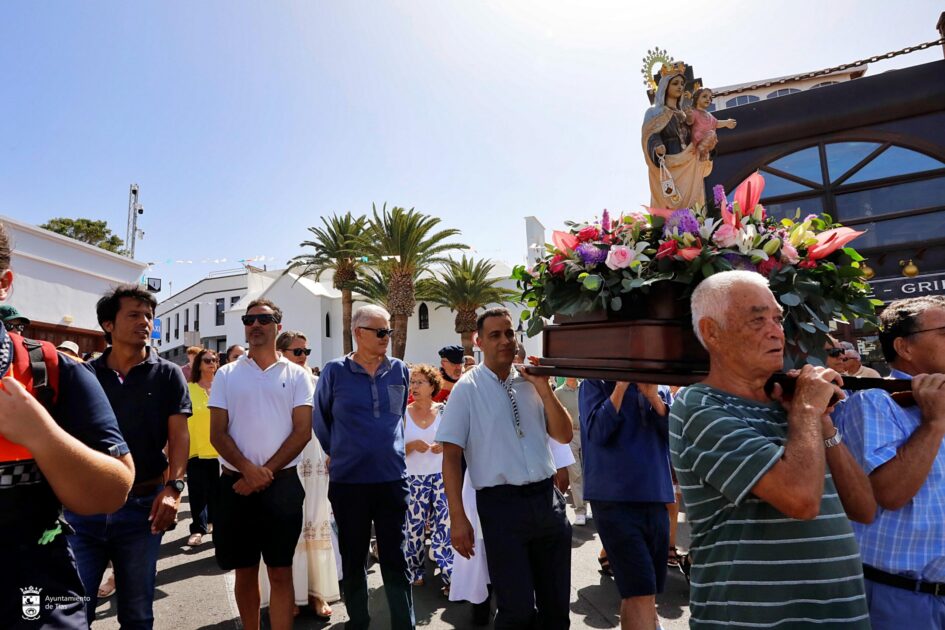 Tradicional procesión marítima de la Virgen del Carmen en Puerto del Carmen.