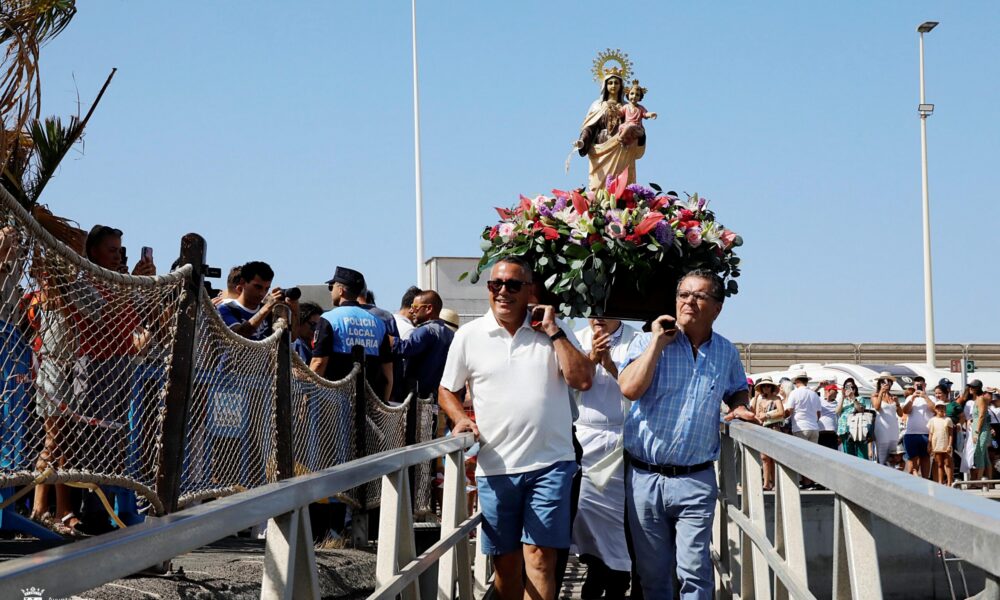 Tradicional procesión marítima de la Virgen del Carmen en Puerto del Carmen.