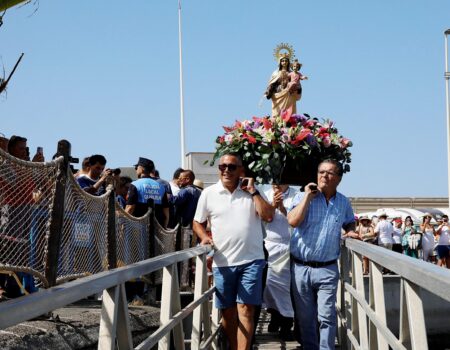 Tradicional procesión marítima de la Virgen del Carmen en Puerto del Carmen.