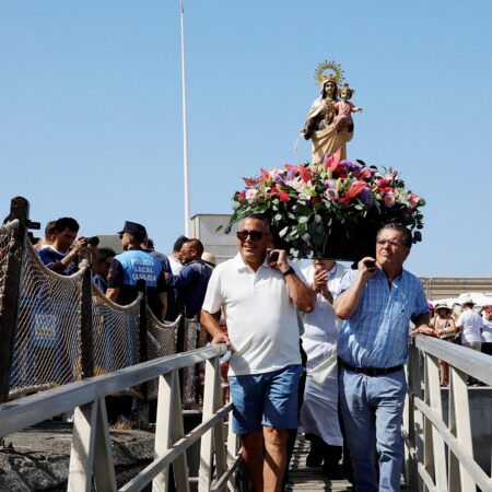 Tradicional procesión marítima de la Virgen del Carmen en Puerto del Carmen.