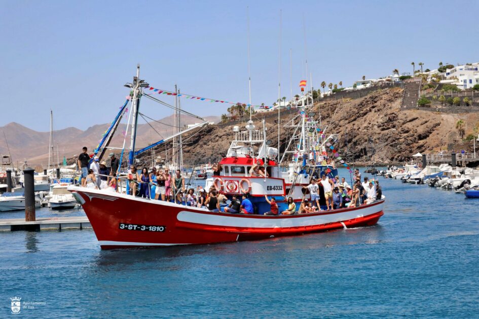 Tradicional procesión marítima de la Virgen del Carmen en Puerto del Carmen.