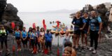 Jóvenes disfrutando de actividades acuáticas en Playa Chica, Puerto del Carmen.