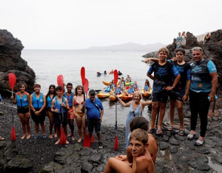 Jóvenes disfrutando de actividades acuáticas en Playa Chica, Puerto del Carmen.