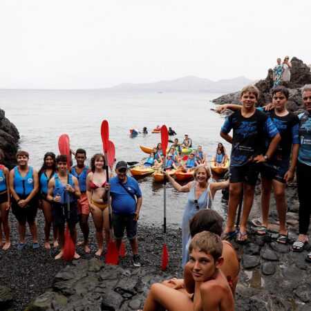 Jóvenes disfrutando de actividades acuáticas en Playa Chica, Puerto del Carmen.