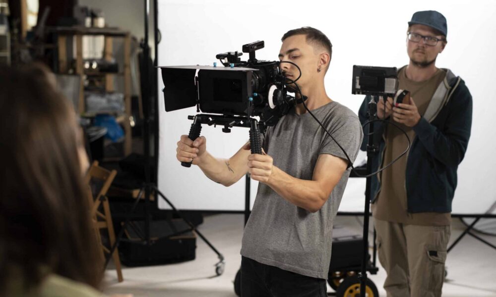 Un equipo de rodaje grabando una escena, en representación de los proyectos audiovisuales subvencionados en Gran Canaria.
