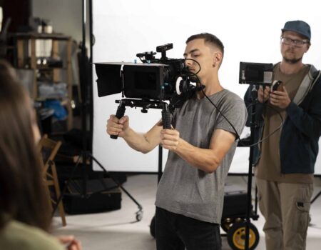 Un equipo de rodaje grabando una escena, en representación de los proyectos audiovisuales subvencionados en Gran Canaria.