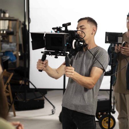Un equipo de rodaje grabando una escena, en representación de los proyectos audiovisuales subvencionados en Gran Canaria.