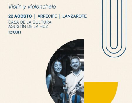 Los músicos del Dúo Smetti tocando el violín y el violonchelo.