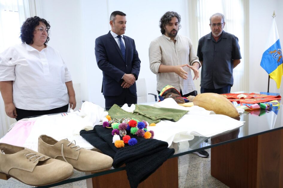 Réplica de la indumentaria tradicional del siglo XIX de Los Buches de Arrecife.