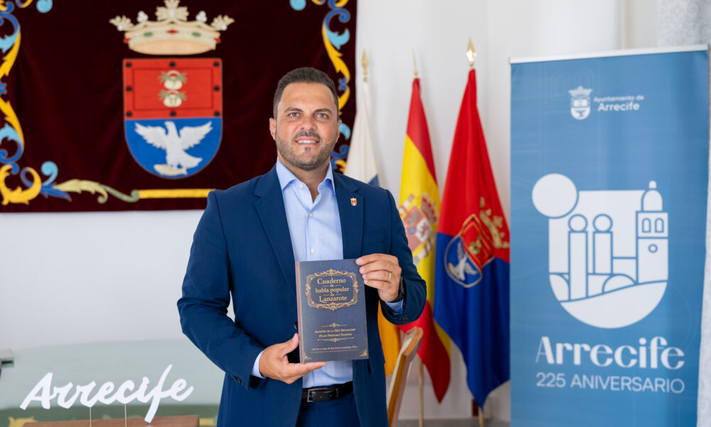 El alcalde Yonathan de León presentando la obra literaria en el Archivo Municipal de Arrecife.