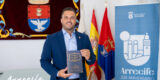 El alcalde Yonathan de León presentando la obra literaria en el Archivo Municipal de Arrecife.