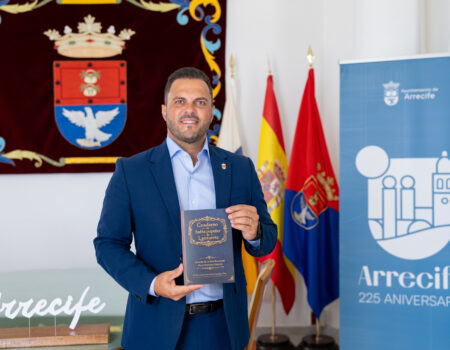 El alcalde Yonathan de León presentando la obra literaria en el Archivo Municipal de Arrecife.