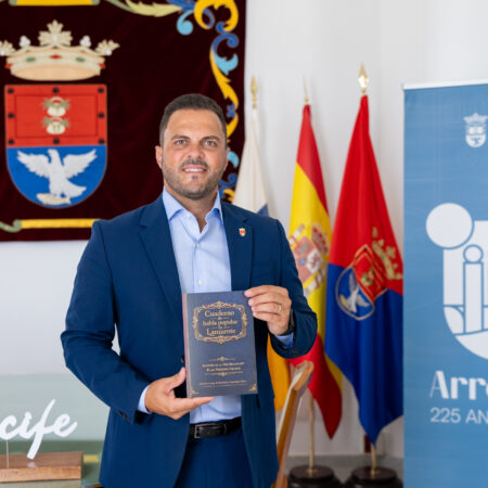 El alcalde Yonathan de León presentando la obra literaria en el Archivo Municipal de Arrecife.