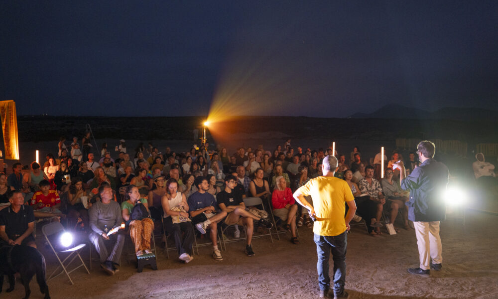 Espectadores disfrutando de una proyección nocturna del Cine Ambulante de Verano