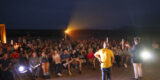 Espectadores disfrutando de una proyección nocturna del Cine Ambulante de Verano