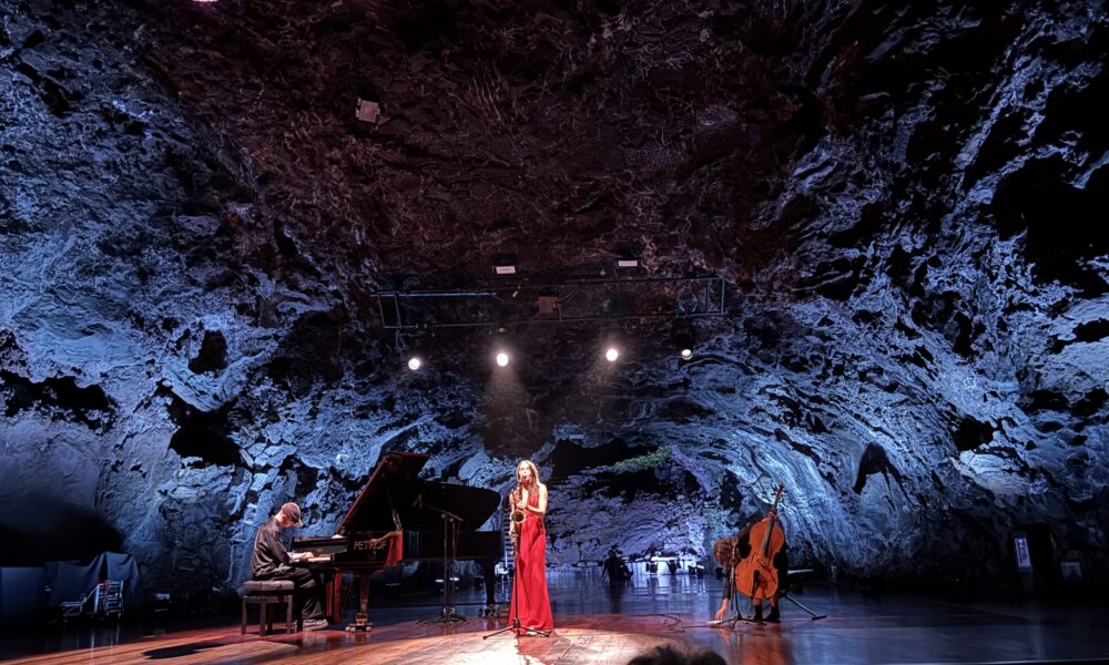 Espectáculo en un entorno natural durante una pasada edición del Festival de Música Visual de Lanzarote.