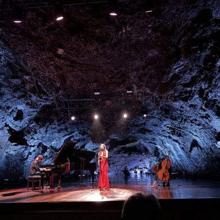 Espectáculo en un entorno natural durante una pasada edición del Festival de Música Visual de Lanzarote.