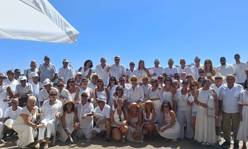 Socios y asistentes celebrando el Tardeo en Blanco en la Casa del Miedo.