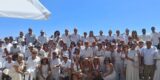 Socios y asistentes celebrando el Tardeo en Blanco en la Casa del Miedo.