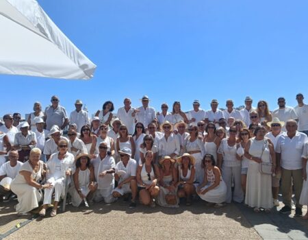 Socios y asistentes celebrando el Tardeo en Blanco en la Casa del Miedo.