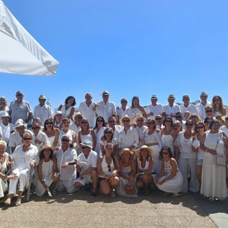 Socios y asistentes celebrando el Tardeo en Blanco en la Casa del Miedo.