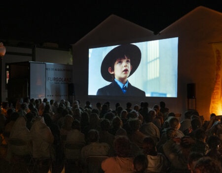 Espectadores disfrutando de una proyección del Cine Ambulante de Verano al aire libre en Lanzarote.