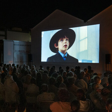 Espectadores disfrutando de una proyección del Cine Ambulante de Verano al aire libre en Lanzarote.