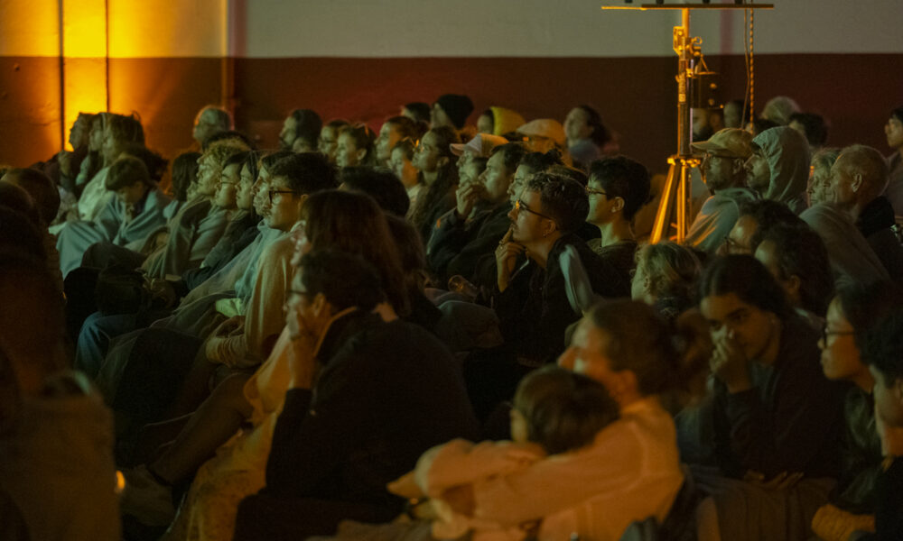 Público disfrutando de una proyección del Cine Ambulante de Verano en Lanzarote.