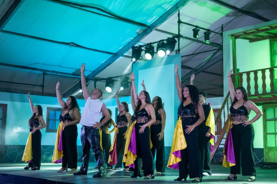 Vecinos disfrutando de uno de los eventos multitudinarios de las Fiestas Patronales de San Bartolomé.