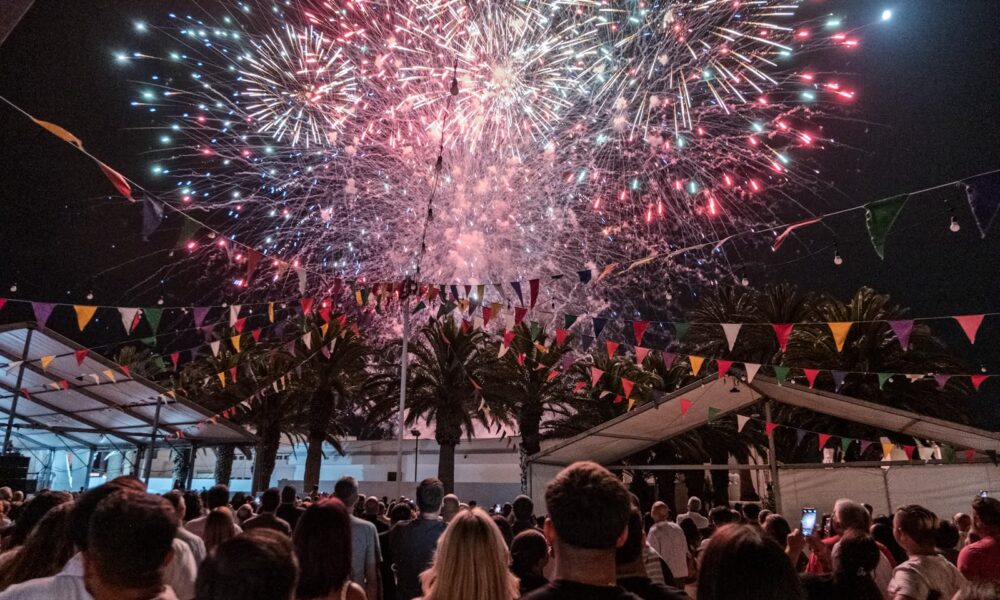 Vecinos disfrutando de uno de los eventos multitudinarios de las Fiestas Patronales de San Bartolomé.
