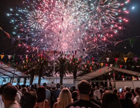 Vecinos disfrutando de uno de los eventos multitudinarios de las Fiestas Patronales de San Bartolomé.