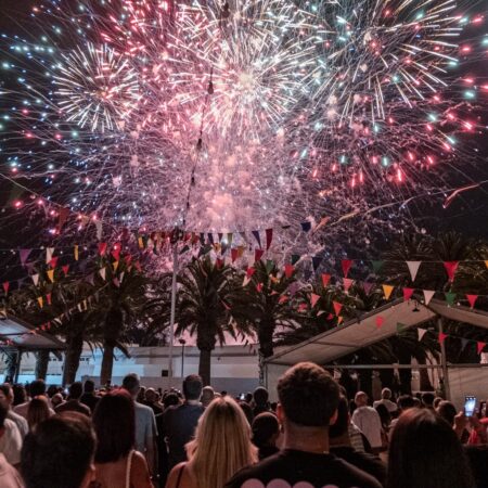 Vecinos disfrutando de uno de los eventos multitudinarios de las Fiestas Patronales de San Bartolomé.