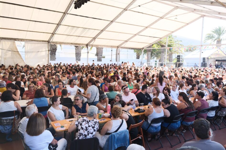 Vecinos disfrutando de uno de los eventos multitudinarios de las Fiestas Patronales de San Bartolomé.