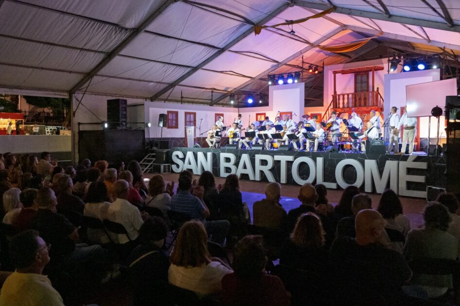 Vecinos disfrutando de uno de los eventos multitudinarios de las Fiestas Patronales de San Bartolomé.
