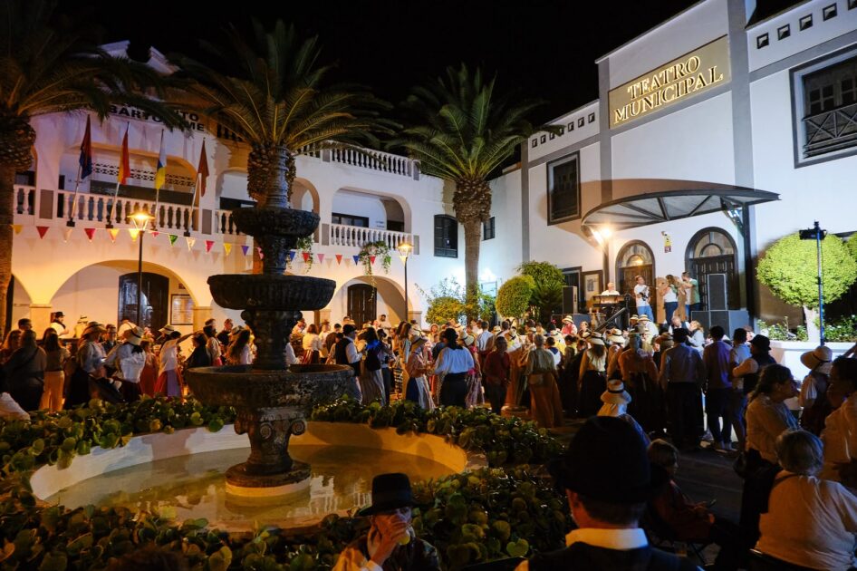 Vecinos disfrutando de uno de los eventos multitudinarios de las Fiestas Patronales de San Bartolomé.