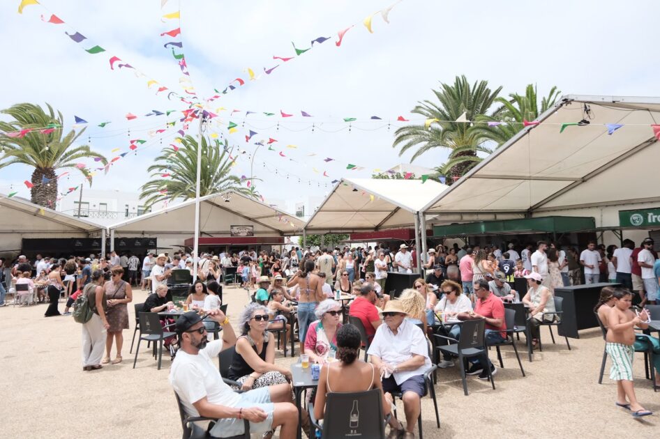 Vecinos disfrutando de uno de los eventos multitudinarios de las Fiestas Patronales de San Bartolomé.
