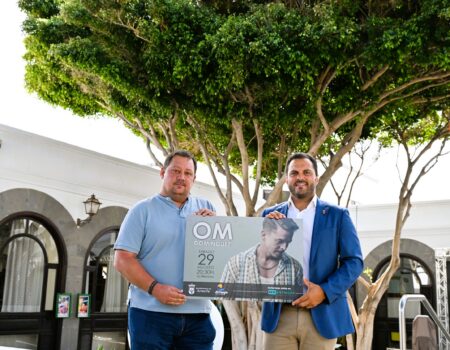 El alcalde Yonathan de León y el concejal Óscar López presentando los eventos del fin de semana en Arrecife.