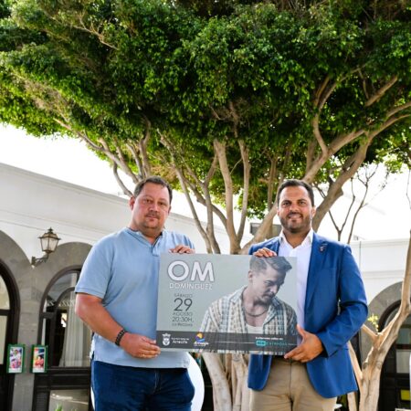 El alcalde Yonathan de León y el concejal Óscar López presentando los eventos del fin de semana en Arrecife.