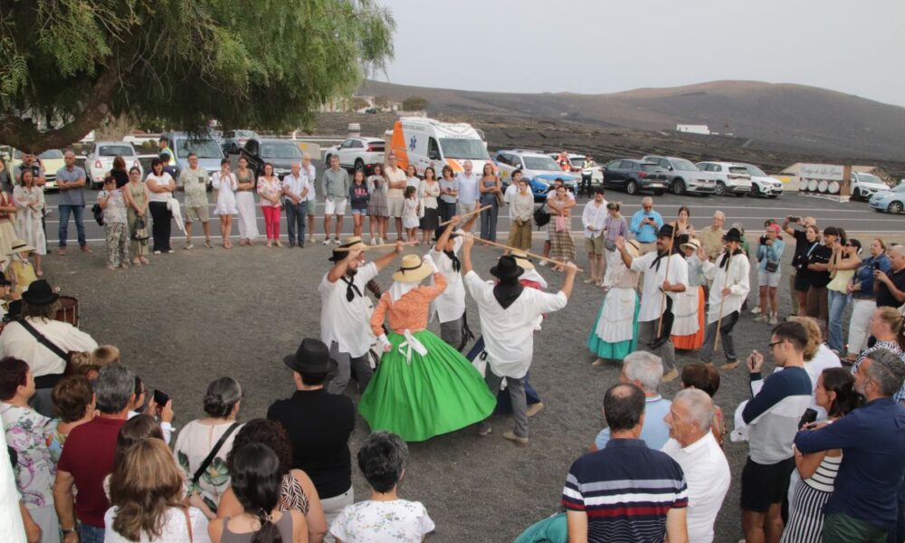 Actuación folclórica durante las fiestas de La Caridad en Yaiza.