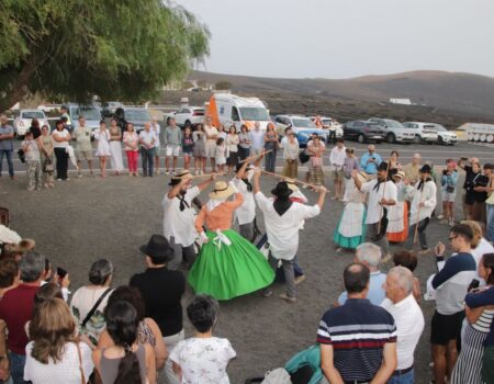 Actuación folclórica durante las fiestas de La Caridad en Yaiza.