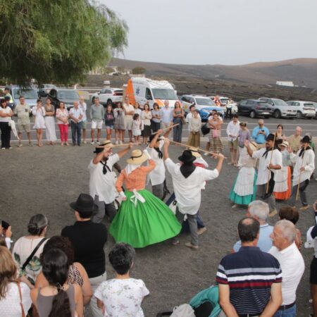 Actuación folclórica durante las fiestas de La Caridad en Yaiza.