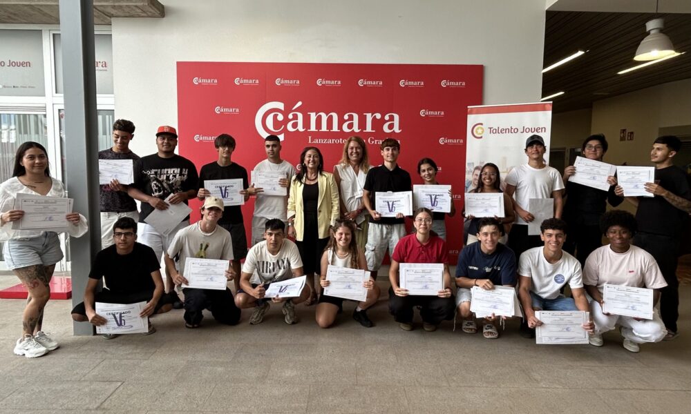 Grupo de jóvenes participantes en el curso de socorrismo acuático de la Cámara de Comercio de Lanzarote.